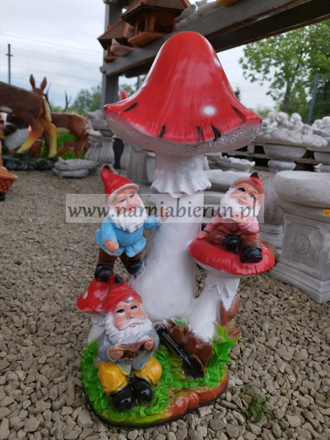 Figurka z żywicy Krasnal krasnoludki na muchomorze 50 cm Figurka z żywicy Krasnal krasnoludki na muchomorze 50 cm