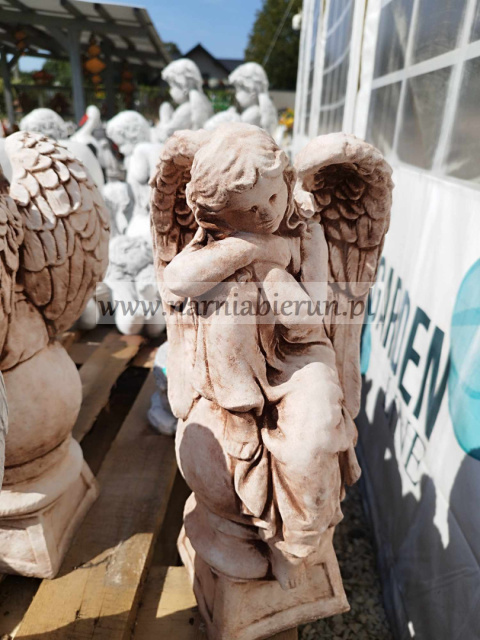 Figurka betonowa ANIOŁ ZAMYŚLONY NA KULI 40 cm Figurka betonowa ANIOŁ ZAMYŚLONY NA KULI 40 cm