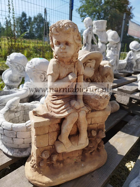 Figurka betonowa DZIEWCZYNA NA MURKU 50 cm Figurka betonowa DZIEWCZYNA NA MURKU 50 cm
