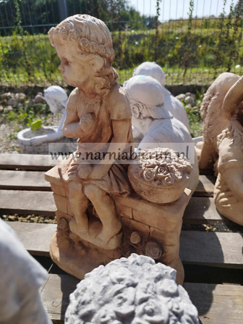 Figurka betonowa DZIEWCZYNA NA MURKU 50 cm Figurka betonowa DZIEWCZYNA NA MURKU 50 cm