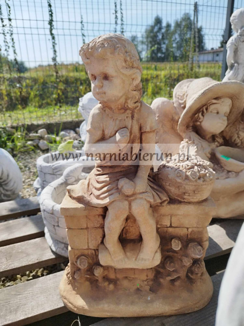 Figurka betonowa DZIEWCZYNA NA MURKU 50 cm Figurka betonowa DZIEWCZYNA NA MURKU 50 cm