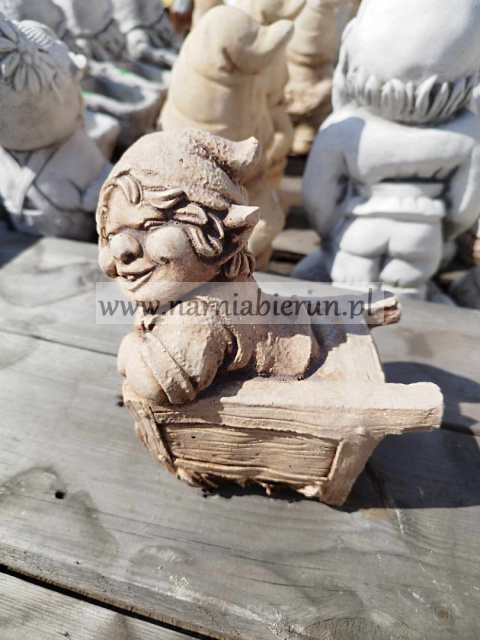 Figurka betonowa Krasnal Troll Skrzat w taczce 13 cm Figurka betonowa Krasnal Troll Skrzat w taczce 13 cm