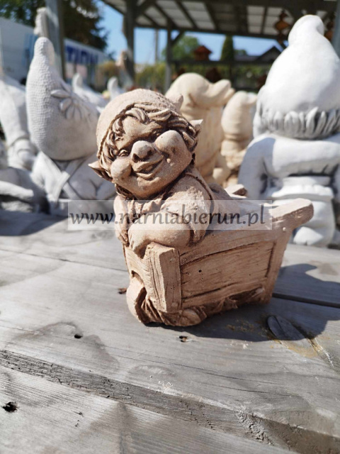Figurka betonowa Krasnal Troll Skrzat w taczce 13 cm Figurka betonowa Krasnal Troll Skrzat w taczce 13 cm