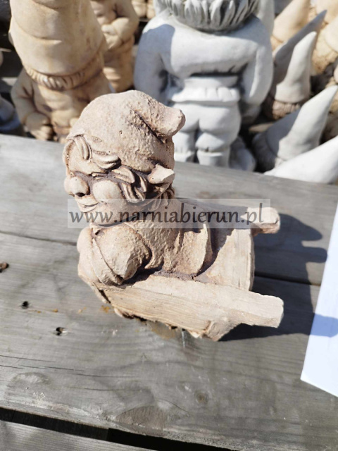 Figurka betonowa Krasnal Troll Skrzat w taczce 13 cm Figurka betonowa Krasnal Troll Skrzat w taczce 13 cm