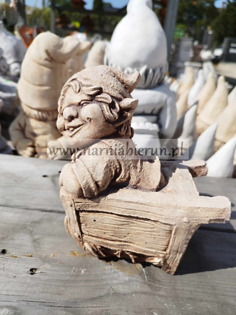 Figurka betonowa Krasnal Troll Skrzat w taczce 13 cm Figurka betonowa Krasnal Troll Skrzat w taczce 13 cm