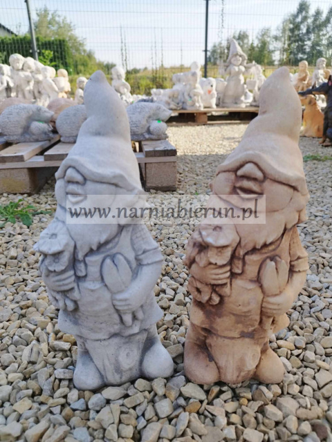 Figurka betonowa SKRZAT KRASNOLUDEK KRASNAL Z KWIATKIEM 34 cm Figurka betonowa SKRZAT KRASNOLUDEK KRASNAL Z KWIATKIEM 34 cm
