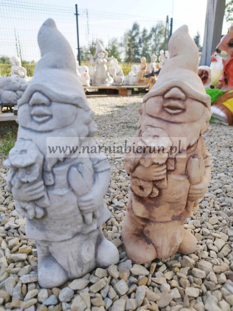 Figurka betonowa SKRZAT KRASNOLUDEK KRASNAL Z KWIATKIEM 34 cm Figurka betonowa SKRZAT KRASNOLUDEK KRASNAL Z KWIATKIEM 34 cm