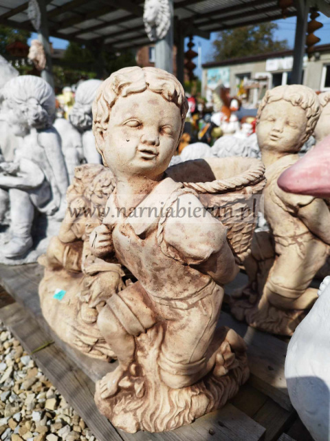 Figurka betonowa donica CHŁOPAK Z KOSZEM 39 cm Figurka betonowa donica CHŁOPAK Z KOSZEM 39 cm