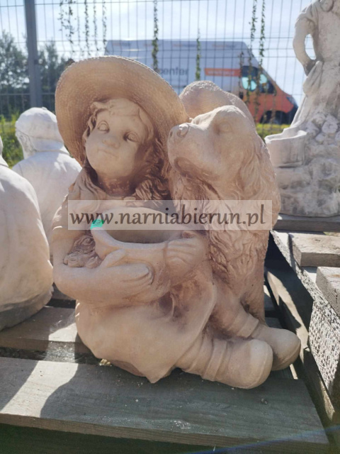 Figurka betonowa donica DZIEWCZYNKA Z PSEM 40 cm Figurka betonowa donica DZIEWCZYNKA Z PSEM 40 cm