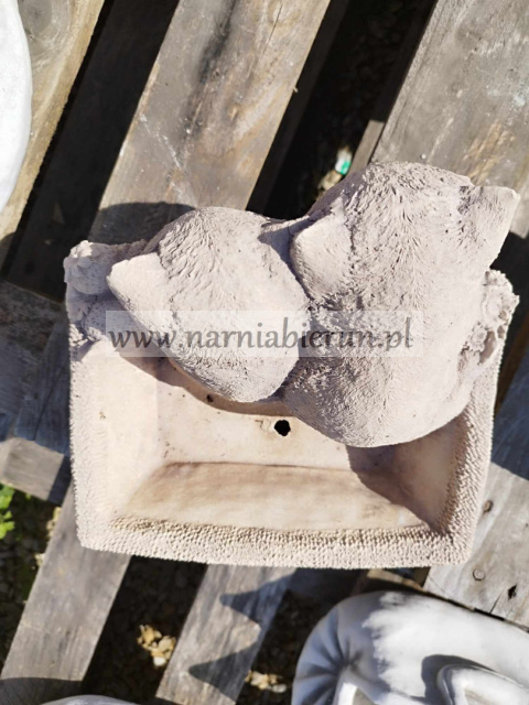 Figurka betonowa donica KOT koty w koszyku 18 cm Figurka betonowa donica KOT koty w koszyku 18 cm