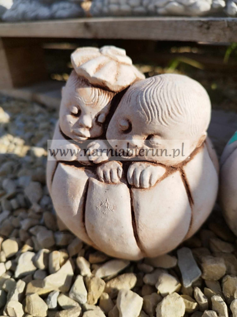 Figurka betonowa DZIECKO W DYNI 12 cm Figurka betonowa DZIECKO W DYNI 12 cm