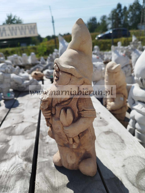 Figurka betonowa SKRZAT KRASNOLUDEK KRASNAL Z KWIATKIEM 34 cm Figurka betonowa SKRZAT KRASNOLUDEK KRASNAL Z KWIATKIEM 34 cm