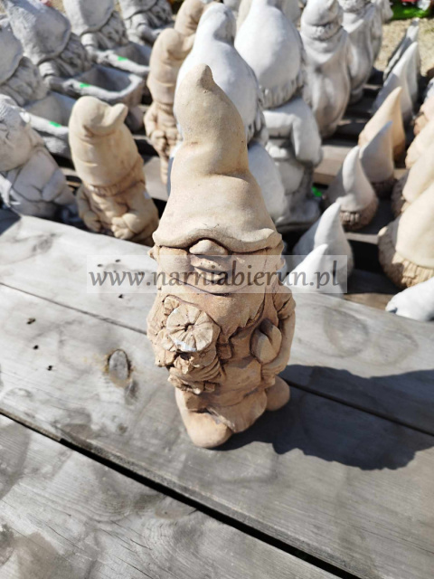 Figurka betonowa SKRZAT KRASNOLUDEK KRASNAL Z KWIATKIEM 34 cm Figurka betonowa SKRZAT KRASNOLUDEK KRASNAL Z KWIATKIEM 34 cm