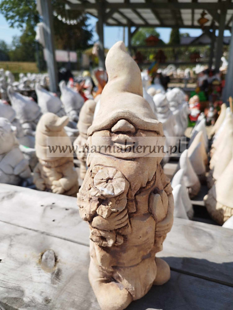 Figurka betonowa SKRZAT KRASNOLUDEK KRASNAL Z KWIATKIEM 34 cm Figurka betonowa SKRZAT KRASNOLUDEK KRASNAL Z KWIATKIEM 34 cm