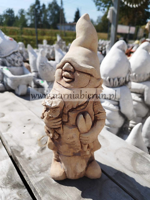 Figurka betonowa SKRZAT KRASNOLUDEK KRASNAL Z KWIATKIEM 34 cm Figurka betonowa SKRZAT KRASNOLUDEK KRASNAL Z KWIATKIEM 34 cm