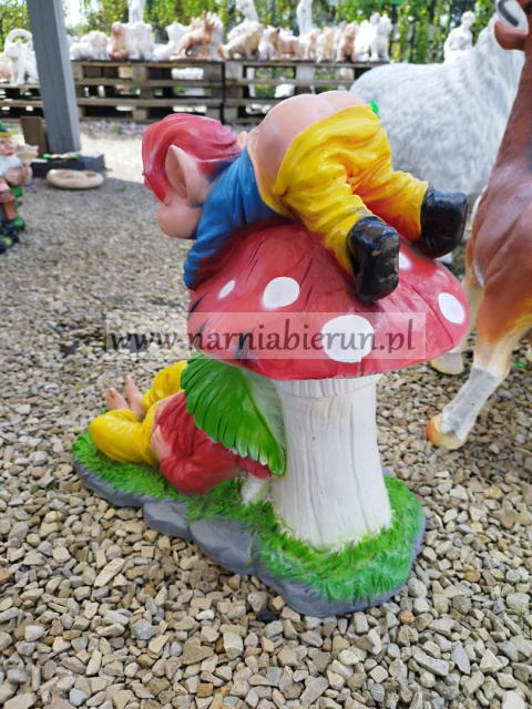Figurka z żywicy Krasnal Skrzaty na grzybie pupka Krasnoludek 50 cm Figurka z żywicy Krasnal Skrzaty na grzybie pupka Krasnoludek 50 cm