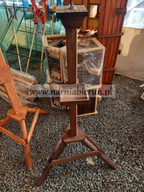 Drewniany stojak pod karmnik karmniki 115 cm Drewniany stojak pod karmnik karmniki 115 cm