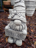 Figurka betonowa Skrzat Krasnal WELCOME 42 cm