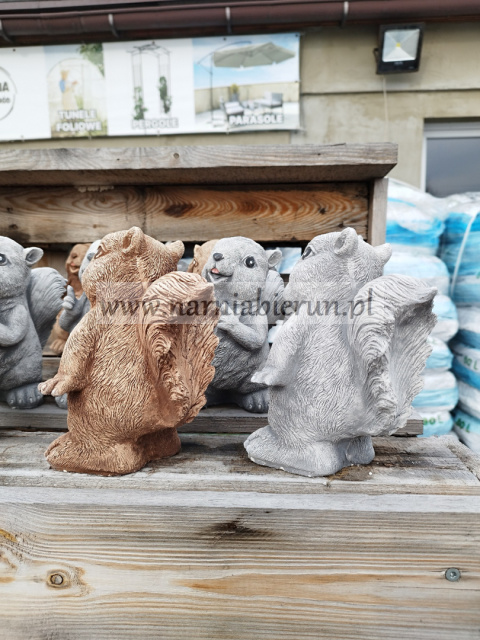 Figurka betonowa WIEWIÓRKA 20 cm Figurka betonowa WIEWIÓRKA 20 cm