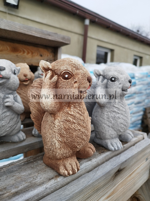 Figurka betonowa WIEWIÓRKA 20 cm Figurka betonowa WIEWIÓRKA 20 cm