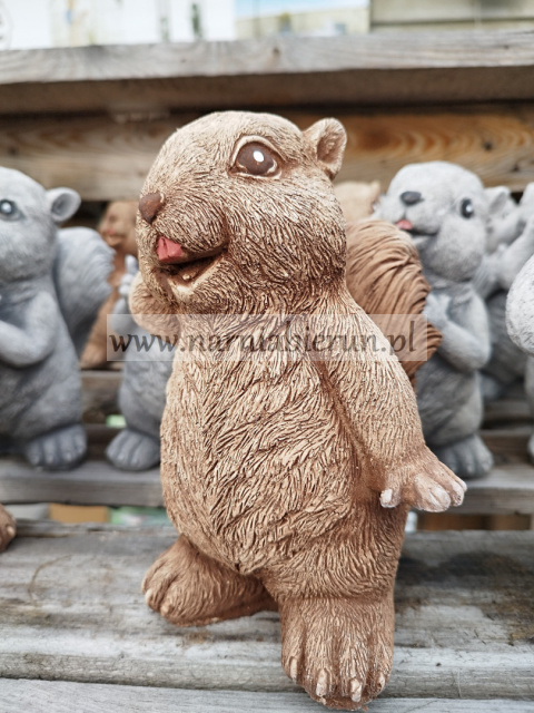Figurka betonowa WIEWIÓRKA 20 cm Figurka betonowa WIEWIÓRKA 20 cm