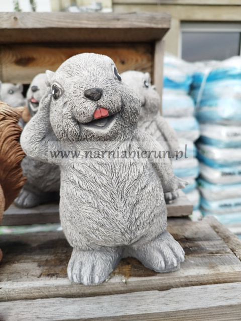 Figurka betonowa WIEWIÓRKA 20 cm Figurka betonowa WIEWIÓRKA 20 cm
