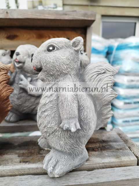Figurka betonowa WIEWIÓRKA 20 cm Figurka betonowa WIEWIÓRKA 20 cm