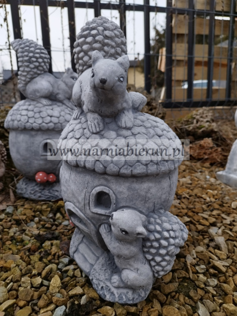 Figurka betonowa WIEWIÓRKA DOMEK MUCHOMOREK Z WIEWIÓRKAMI 35 cm Figurka betonowa WIEWIÓRKA DOMEK MUCHOMOREK Z WIEWIÓRKAMI 35 cm