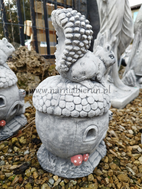 Figurka betonowa WIEWIÓRKA DOMEK MUCHOMOREK Z WIEWIÓRKAMI 35 cm Figurka betonowa WIEWIÓRKA DOMEK MUCHOMOREK Z WIEWIÓRKAMI 35 cm