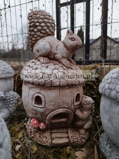 Figurka betonowa WIEWIÓRKA DOMEK MUCHOMOREK Z WIEWIÓRKAMI 35 cm Figurka betonowa WIEWIÓRKA DOMEK MUCHOMOREK Z WIEWIÓRKAMI 35 cm