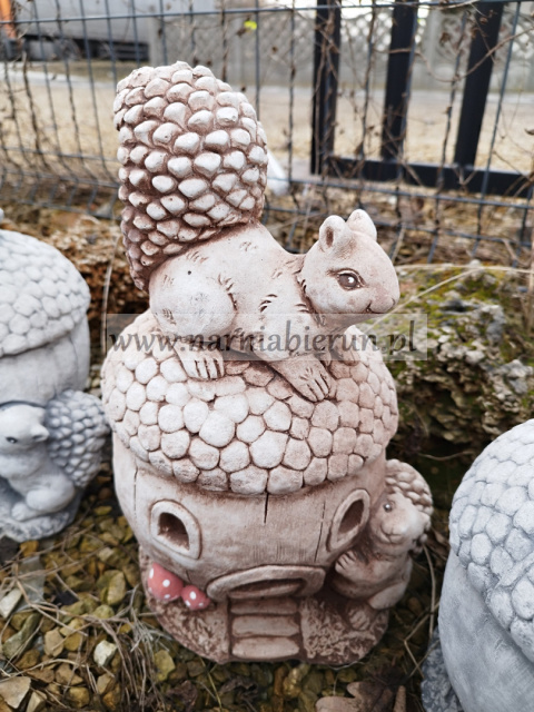 Figurka betonowa WIEWIÓRKA DOMEK MUCHOMOREK Z WIEWIÓRKAMI 35 cm Figurka betonowa WIEWIÓRKA DOMEK MUCHOMOREK Z WIEWIÓRKAMI 35 cm
