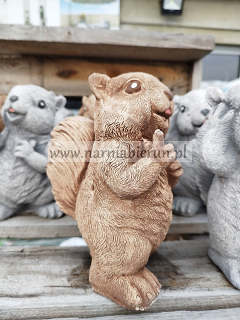 Figurka betonowa WIEWIÓRKA 20 cm Figurka betonowa WIEWIÓRKA 20 cm