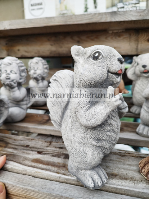 Figurka betonowa WIEWIÓRKA 20 cm Figurka betonowa WIEWIÓRKA 20 cm