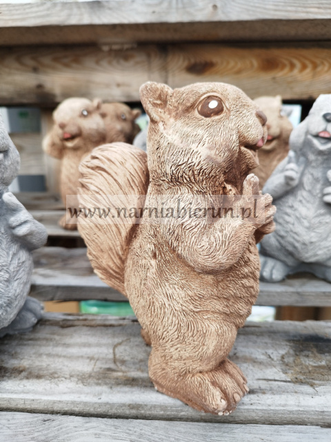Figurka betonowa WIEWIÓRKA 20 cm Figurka betonowa WIEWIÓRKA 20 cm