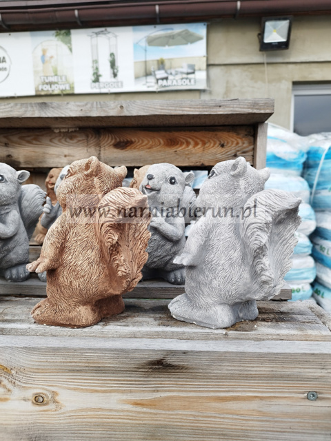 Figurka betonowa WIEWIÓRKA 20 cm Figurka betonowa WIEWIÓRKA 20 cm