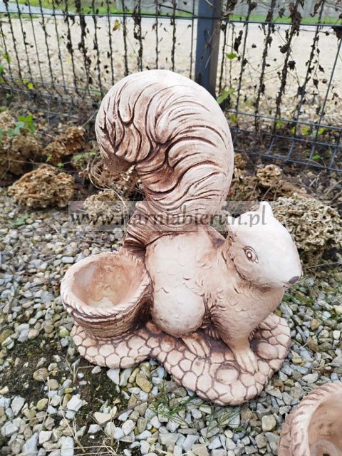 Figurka betonowa donica Wiewiórka z donicą 37 cm Figurka betonowa donica Wiewiórka z donicą 37 cm