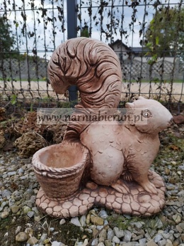 Figurka betonowa donica Wiewiórka z donicą 37 cm.