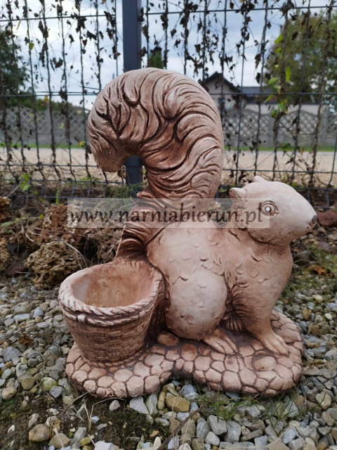 Figurka betonowa donica Wiewiórka z donicą 37 cm Figurka betonowa donica Wiewiórka z donicą 37 cm