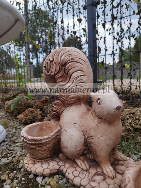 Figurka betonowa donica Wiewiórka z donicą 37 cm Figurka betonowa donica Wiewiórka z donicą 37 cm
