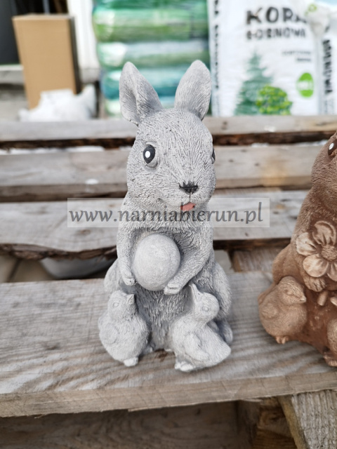 Figurka betonowa zając ZAJĄCZEK z jajeczkiem 16 cm Figurka betonowa zając ZAJĄCZEK z jajeczkiem 16 cm