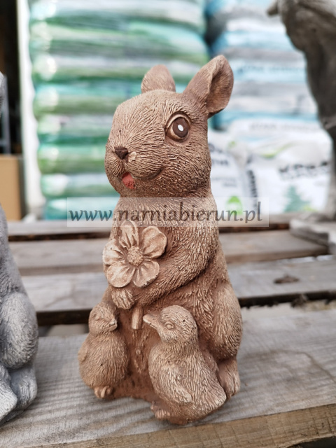 Figurka betonowa zając ZAJĄCZEK z kwiatkiem 16 cm Figurka betonowa zając ZAJĄCZEK z kwiatkiem 16 cm