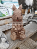 Figurka betonowa zając ZAJĄCZEK z kwiatkiem 16 cm