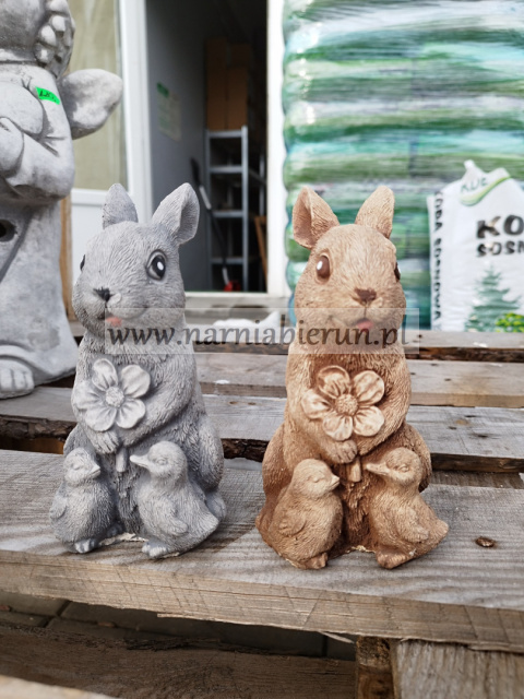 Figurka betonowa zając ZAJĄCZEK z kwiatkiem 16 cm Figurka betonowa zając ZAJĄCZEK z kwiatkiem 16 cm