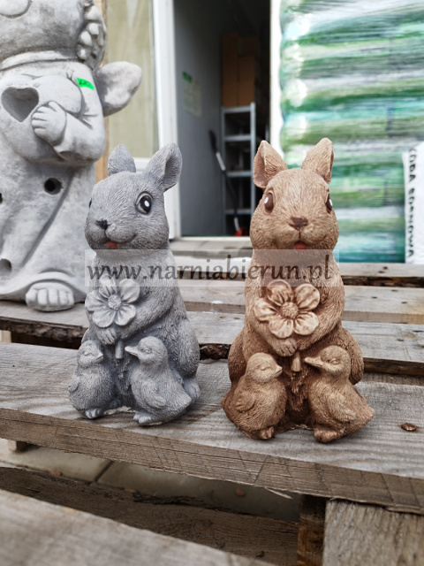 Figurka betonowa zając ZAJĄCZEK z kwiatkiem 16 cm Figurka betonowa zając ZAJĄCZEK z kwiatkiem 16 cm