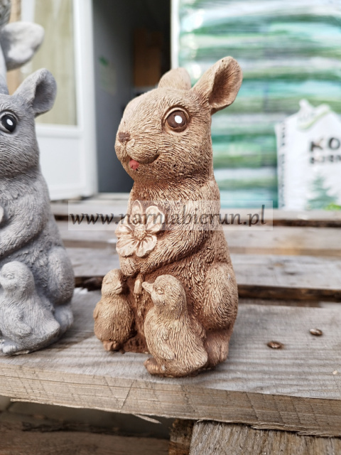 Figurka betonowa zając ZAJĄCZEK z kwiatkiem 16 cm Figurka betonowa zając ZAJĄCZEK z kwiatkiem 16 cm