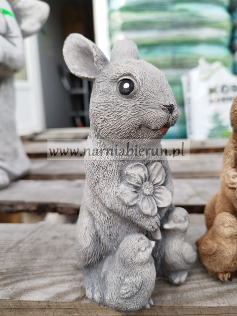 Figurka betonowa zając ZAJĄCZEK z kwiatkiem 16 cm Figurka betonowa zając ZAJĄCZEK z kwiatkiem 16 cm
