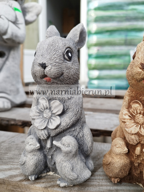 Figurka betonowa zając ZAJĄCZEK z kwiatkiem 16 cm Figurka betonowa zając ZAJĄCZEK z kwiatkiem 16 cm