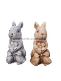Figurka betonowa zając ZAJĄCZEK z kwiatkiem 16 cm