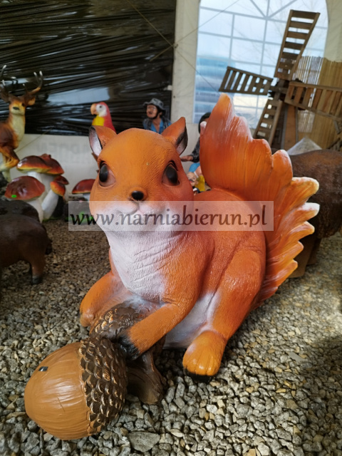 Figurka z żywicy Wiewiórka Wiewiór z żołędziem 77 cm Figurka z żywicy Wiewiórka Wiewiór z żołędziem 77 cm