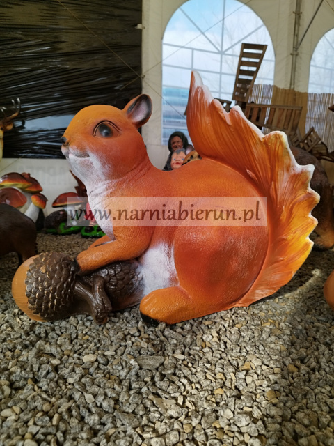 Figurka z żywicy Wiewiórka Wiewiór z żołędziem 77 cm Figurka z żywicy Wiewiórka Wiewiór z żołędziem 77 cm